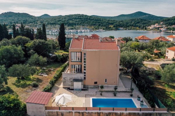 Otok Ugljan, mjesto Sutomišćica, vila sa bazenom